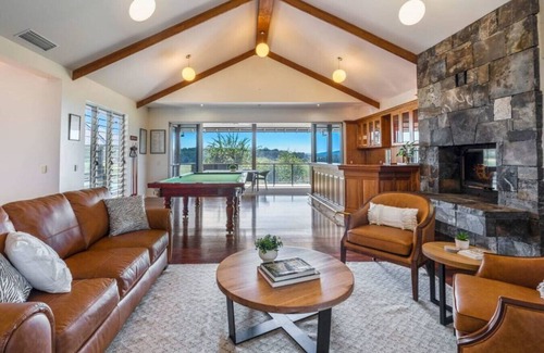 Tamborine House | Mountain Majesty with Poolside: Relaxing Getaway