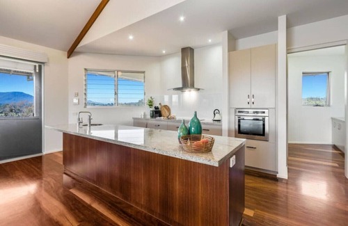 Tamborine House | Mountain Majesty with Poolside: Relaxing Getaway