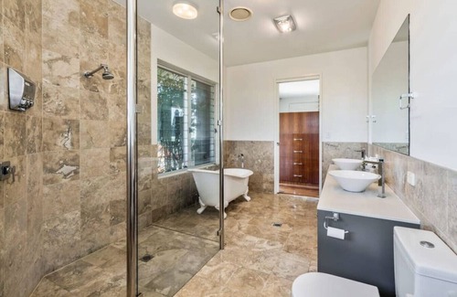 Tamborine House | Mountain Majesty with Poolside: Relaxing Getaway