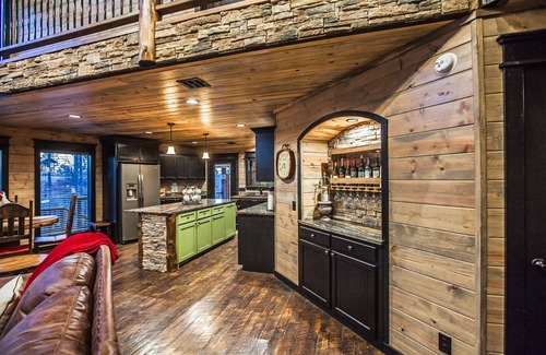 Golden Cabin | Mountain Melody Lodge - Mountain Retreat, Sleeps 11, Pool Table, Tree House