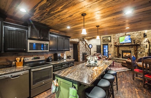 Golden Cabin | Mountain Melody Lodge - Mountain Retreat, Sleeps 11, Pool Table, Tree House