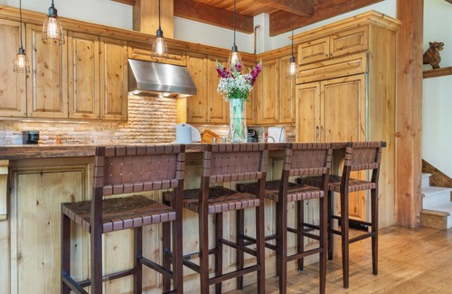Intermountain Ski Chalet | MOUNTAIN MODERN LUXURY CHALET Hot tub, free bus, deck, 4 car parking & fire pit!