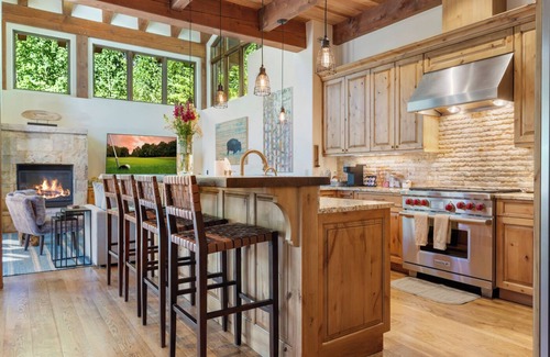 Intermountain Ski Chalet | MOUNTAIN MODERN LUXURY CHALET Hot tub, free bus, deck, 4 car parking & fire pit!