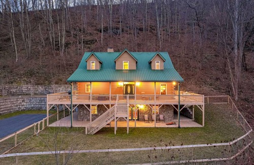 Waynesville Cabin | Mountain Retreat, Balcony, Hot Tub, and Grill!