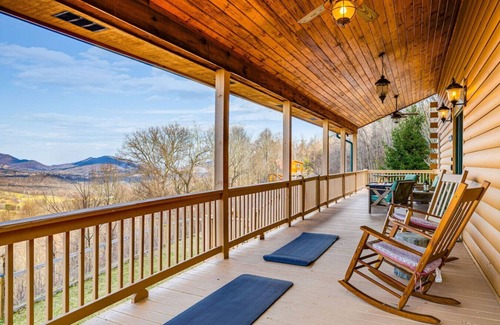Waynesville Cabin | Mountain Retreat, Balcony, Hot Tub, and Grill!