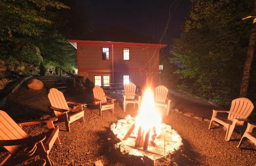 Lincoln House | Mountain Retreat Hot Tub & Walk To Loon!