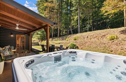 Asheville Cabin | Mountain Retreat Mins to downtown|Hot Tub|Fire-pit