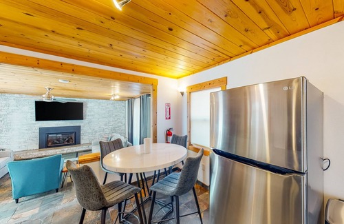 Kings Beach Ski Chalet | Mountain-side home base with fireplace, WiFi, full kitchen & patio with firepit