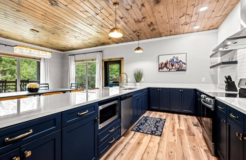 Sevierville Cabin | Mountain Splash Retreat: Luxe 6BR Pool Cabin*Hot Tub*Arcade*Sleeps 20