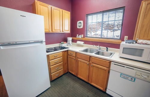 Estes Park Ski Chalet | Mountain style one bedroom with fireplace