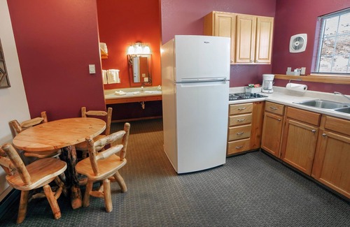 Estes Park Ski Chalet | Mountain style one bedroom with fireplace