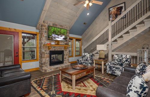 Gatlinburg House | Mountain Sunrise Pool Cottage chalet