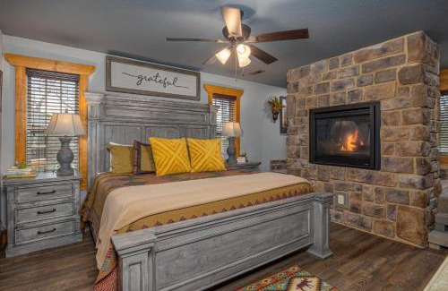 Gatlinburg House | Mountain Sunrise Pool Cottage chalet