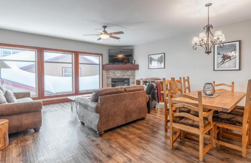 Big White Ski Resort Apartment | Mountain Time - Spacious w Private Hot Tub and an Amazing View