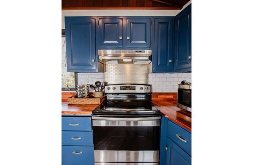 Ironton Cabin | Mountain Top Cabin, King Bed, Full Kitchen, Private, Bon Fire Pit, Fire Place