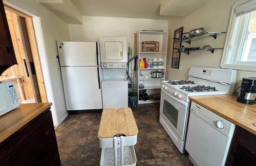 Idaho Springs House | Mountain View - 1 Bedroom, or 2, Lots of Light, Quiet, Walk to Town