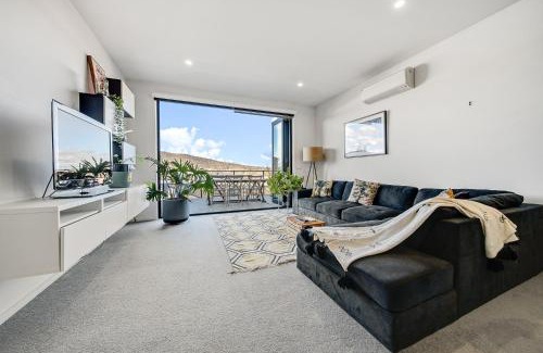 Braddon Apartment | Mountain View City Center Apartment with BBQ