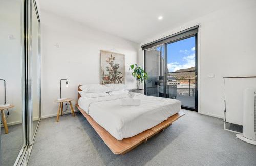 Braddon Apartment | Mountain View City Center Apartment with BBQ