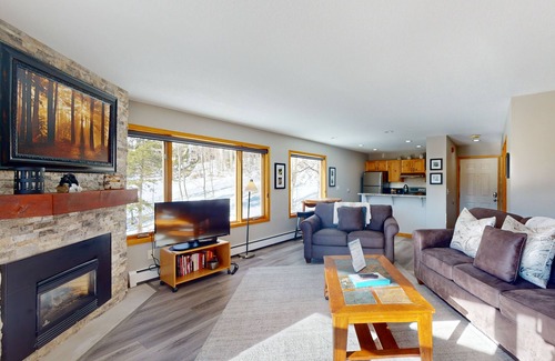 Wildernest Condo | Mountain-view condo with great balcony & grill - bus to slopes