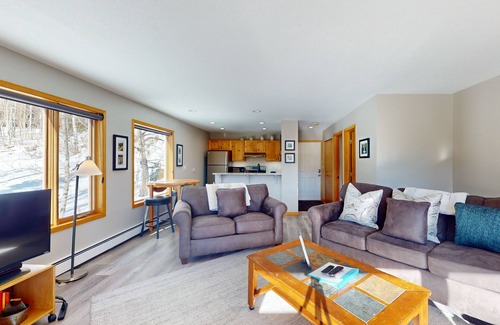Wildernest Condo | Mountain-view condo with great balcony & grill - bus to slopes
