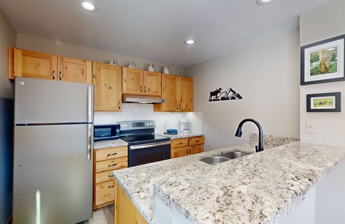 Wildernest Condo | Mountain-view condo with great balcony & grill - bus to slopes
