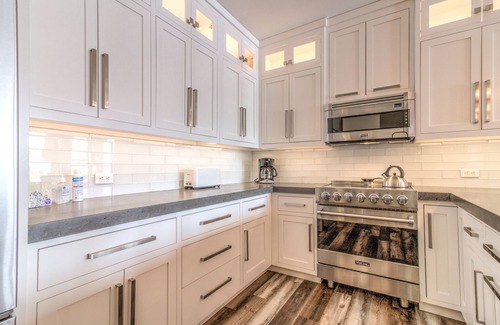 Stratton Mountain Condo | Mountain-view condo w/pool & hot tubs