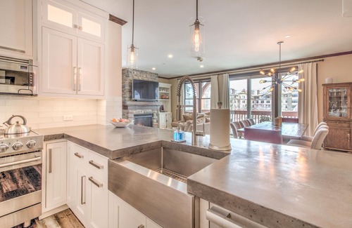 Stratton Mountain Condo | Mountain-view condo w/pool & hot tubs