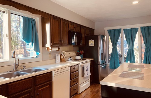 Huddleston House | Mountain View Cove Lakeside Retreat