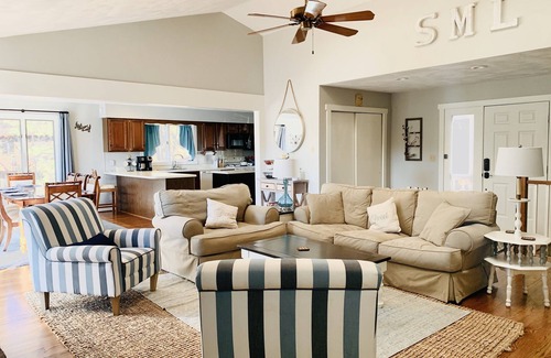 Huddleston House | Mountain View Cove Lakeside Retreat