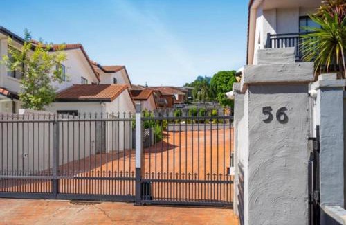 Mount Gravatt East House | Mountain view inner Brisbane secure townhouse