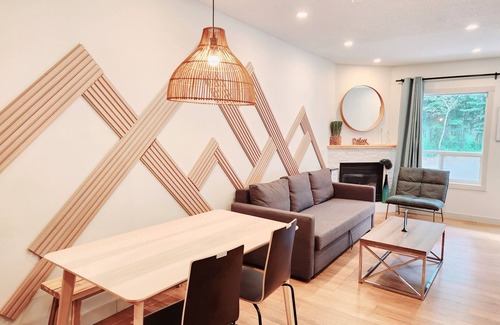 Harvie Heights House | Mountain View Lodge for Groups - free parking- 4 suites