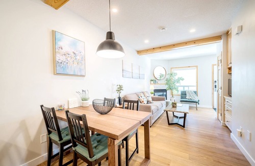 Harvie Heights House | Mountain View Lodge for Groups - free parking- 4 suites