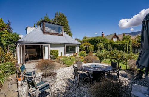 Wanaka House | Mountain View Retreat - Wanaka Holiday Home