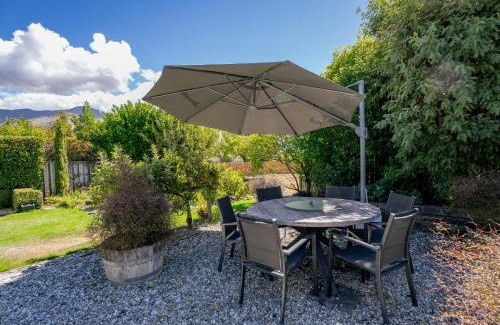 Wanaka House | Mountain View Retreat - Wanaka Holiday Home