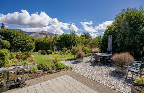 Wanaka House | Mountain View Retreat - Wanaka Holiday Home