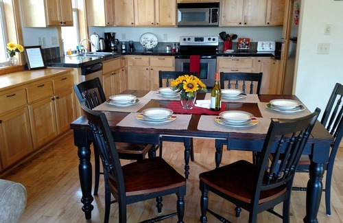Redmond House | Mountain Views, Desert Skies, Passes to our 3 Sport centers w/private HOTTUB!