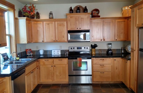 Redmond House | Mountain Views, Desert Skies, Passes to our 3 Sport centers w/private HOTTUB!
