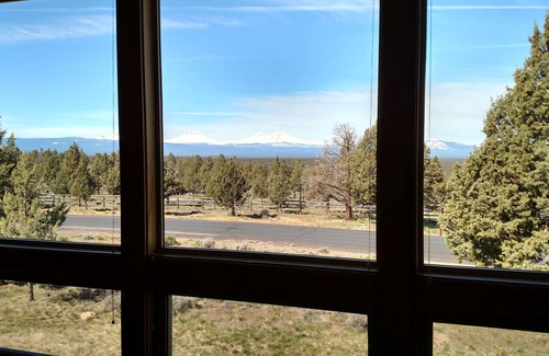 Redmond House | Mountain Views, Desert Skies, Passes to our 3 Sport centers w/private HOTTUB!