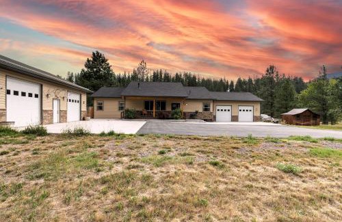 Alberton House | Mountain Views & River Access - Dog-Friendly Retreat Near Missoula!