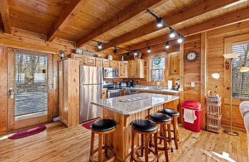 Gatlinburg - Pigeon Forge Cabin | Mountain Views/ Secluded 3 King Bed Master Suites/Pet friendly w/fee