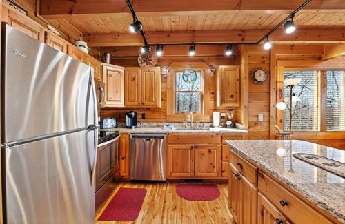 Gatlinburg - Pigeon Forge Cabin | Mountain Views/ Secluded 3 King Bed Master Suites/Pet friendly w/fee
