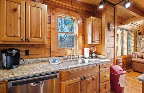 Gatlinburg - Pigeon Forge Cabin | Mountain Views/ Secluded 3 King Bed Master Suites/Pet friendly w/fee