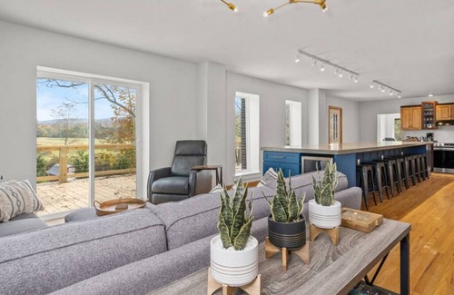 Melcroft Apartment | Mountain Views |Seven Springs, Hike, Hot Tub & Sauna