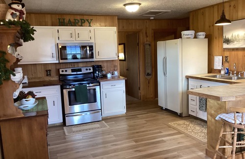 Alpine Village Cabin | Mountain views, walk to National Forest, close to Rio Grande