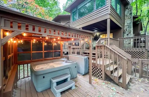Tate House | Mountain View’s with hot-tub