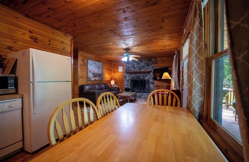 Hico Cabin | Mountaineer Cabin 2 - Hot Tub & Fireplace close to New River Gorge National Park