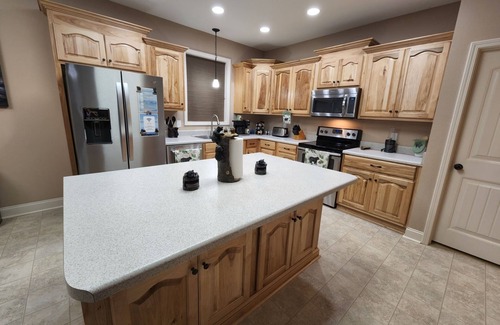 Sevierville Cabin | Mountainside Hideaway Cabin 20min to Dollywood+King Beds+Large Game Room+HotTub!