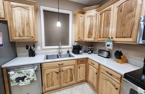 Sevierville Cabin | Mountainside Hideaway Cabin 20min to Dollywood+King Beds+Large Game Room+HotTub!