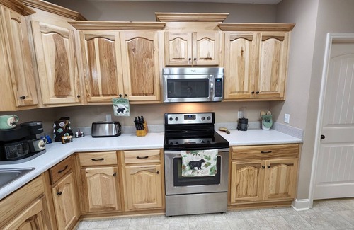 Sevierville Cabin | Mountainside Hideaway Cabin 20min to Dollywood+King Beds+Large Game Room+HotTub!