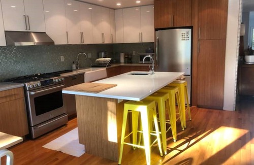 Woodstock House | Mountainside home, with pool , deck & 3mins to Woodstock